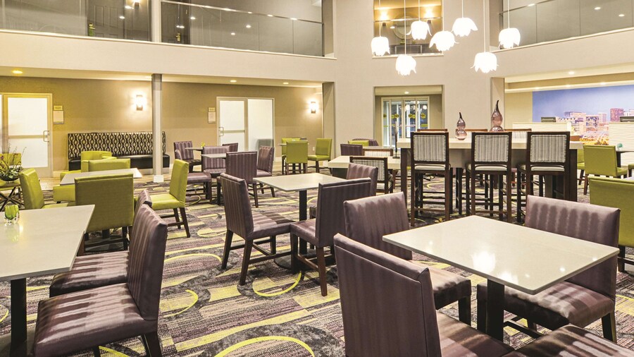 La Quinta Inn & Suites by Wyndham Denver Airport DIA