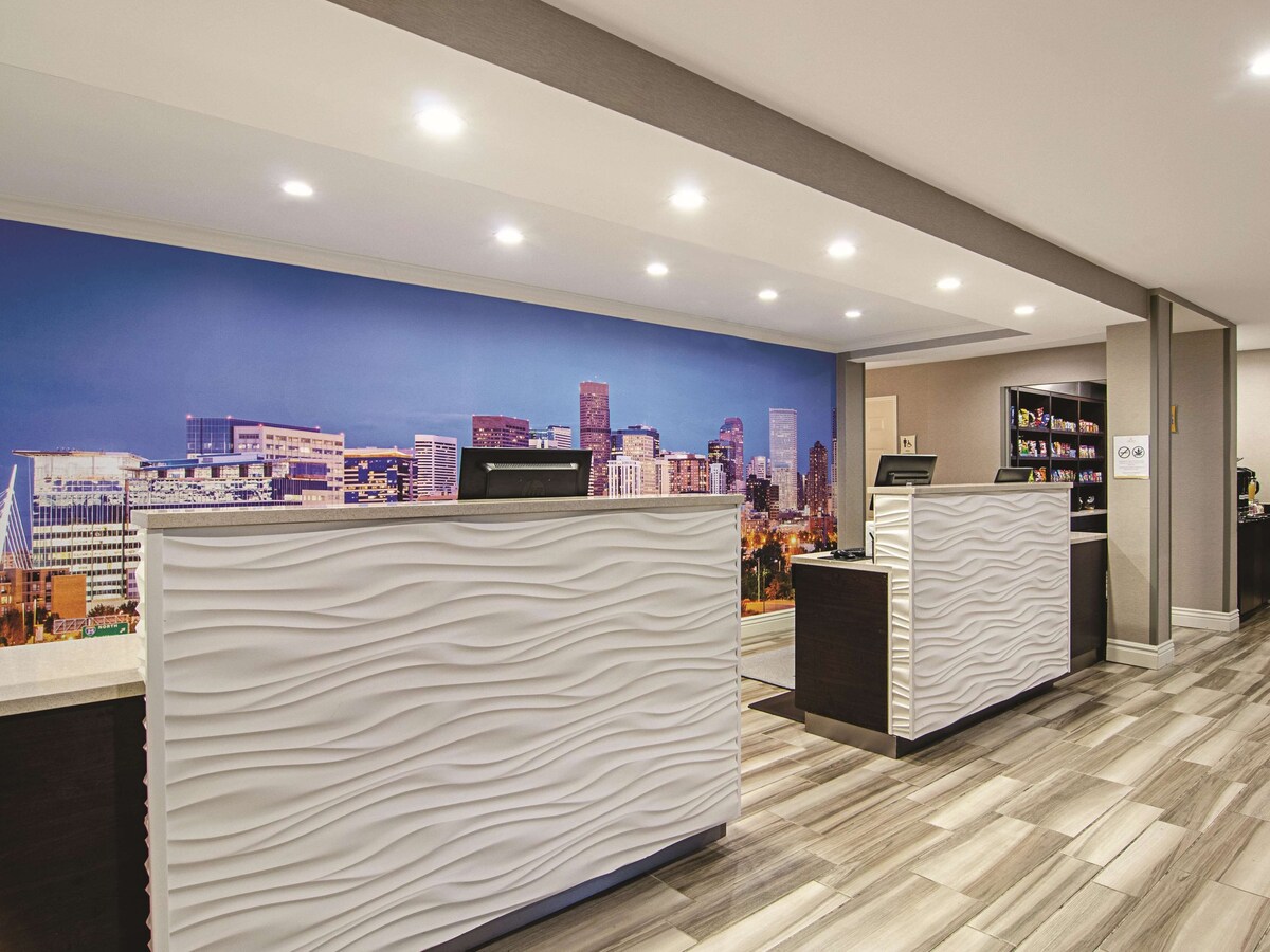 헨더슨 (CO) La Quinta Inn & Suites by Wyndham Denver Airport DIA 호텔 로비