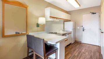 開放式客房, 1 張加大雙人床, 無障礙, 非吸煙房 | 私人廚房 | 電冰箱、微波爐、爐台