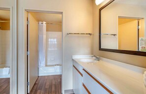 Studio, 1 Queen-Bett, barrierefrei, Nichtraucher | Badezimmer | Duschwanne, kostenlose Toilettenartikel, Haartrockner, Handtücher