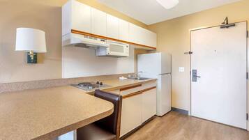 Studio, 2 grands lits, non-fumeur | Cuisine privée | Réfrigérateur, four à micro-ondes, surface de cuisson