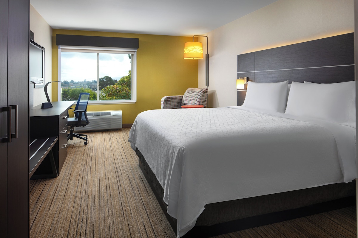 In-room safe, desk, soundproofing, iron/ironing board