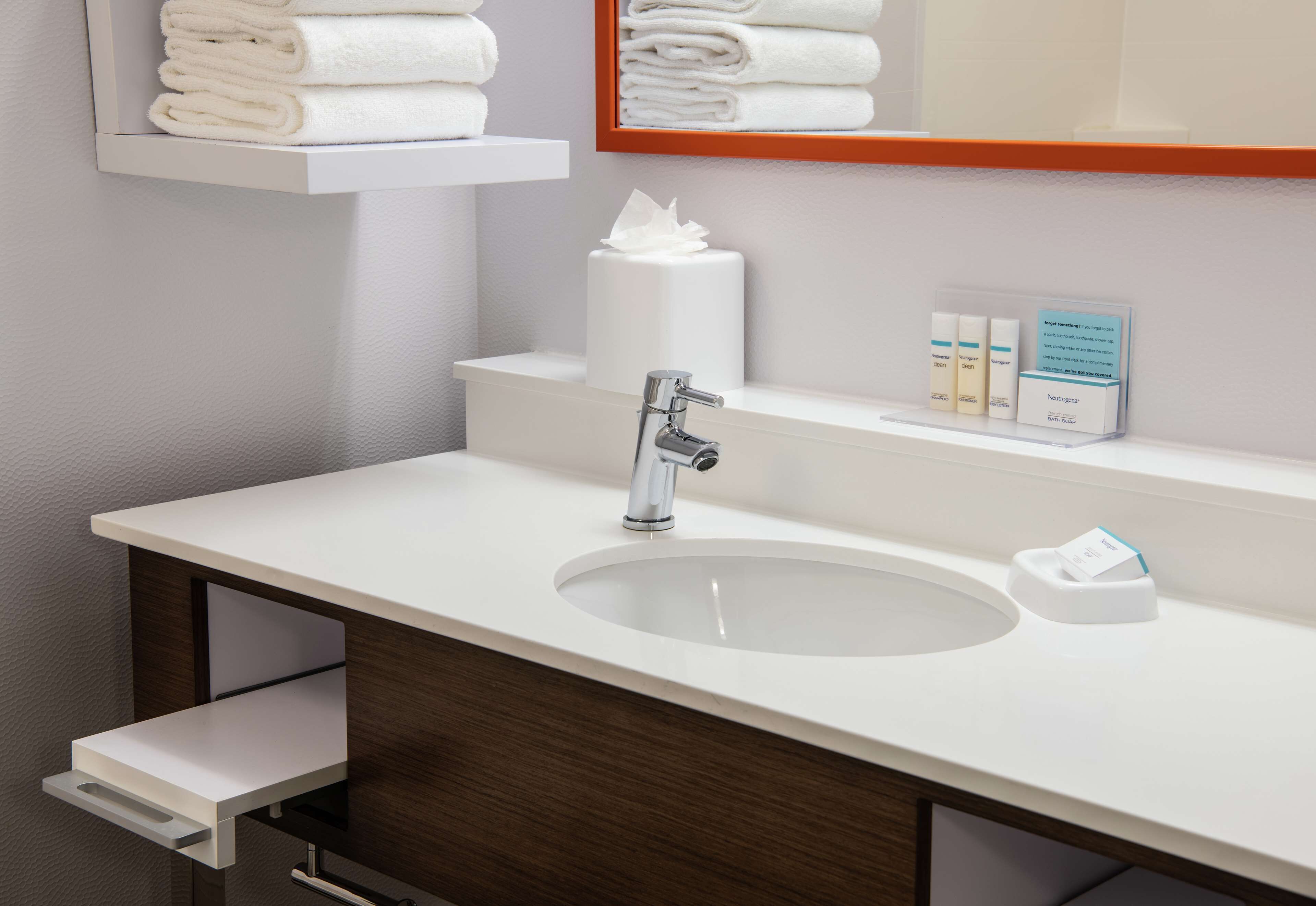 combined shower/bathtub, free toiletries, hair dryer, towels