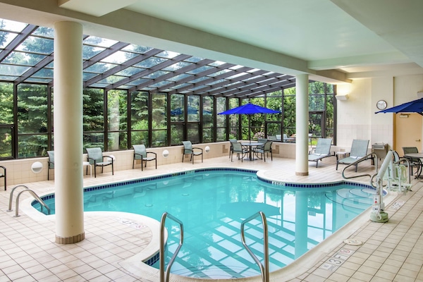 Indoor pool, sun loungers