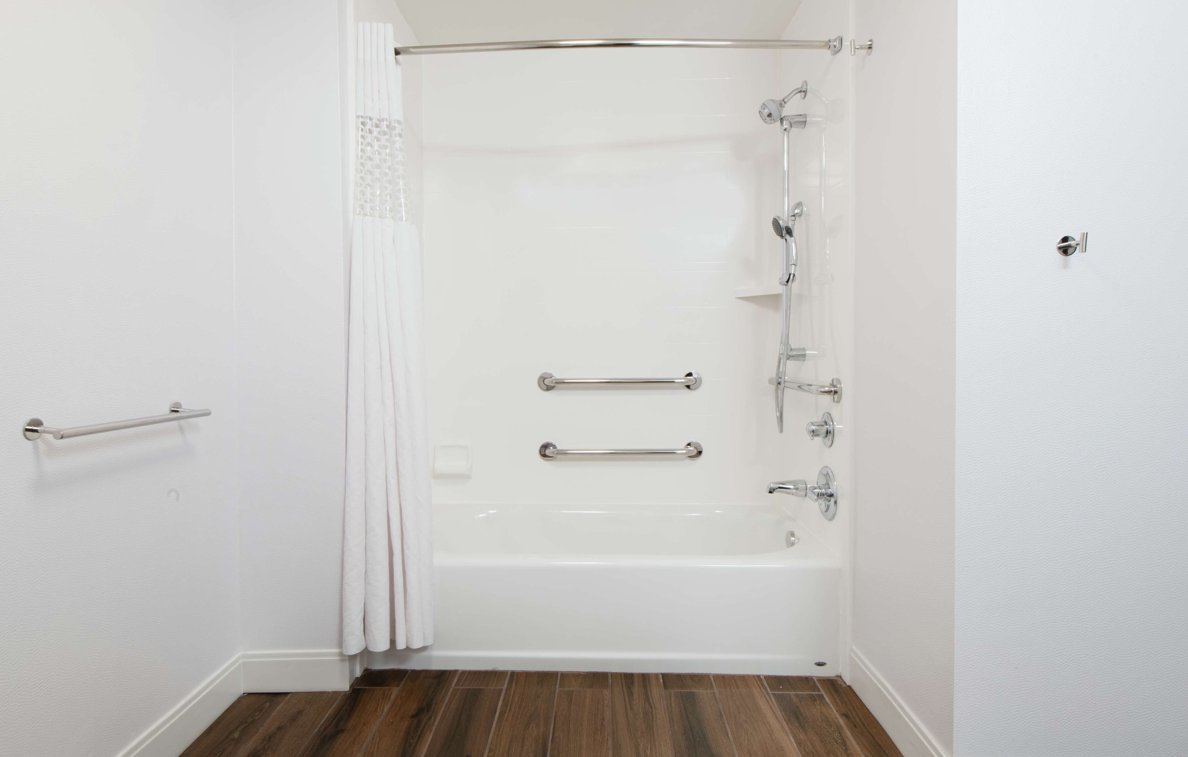 Ein Badezimmer mit Badewanne, Dusche und Toilette.