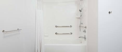 Ein Badezimmer mit Badewanne, Dusche und Toilette.