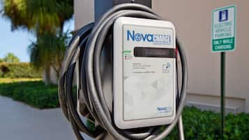 Estación de carga para vehículos eléctricos Novoc-charge con cable conectado.