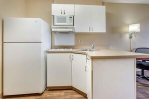 Studio, 2 Double Beds, Non Smoking | Private kitchen | Fridge, microwave, stovetop - Extended Stay America Select Suites - Phoenix - Deer Valley (Phoenix)