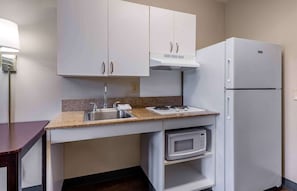 Studio, 1 grand lit, accessible aux personnes à mobilité réduite, non-fumeur | Bureau, rideaux d’obscurcissement, fer et planche à repasser