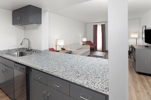 Kamer, 1 slaapkamer, niet-roken (1 King Bed with SofaBed) | Een kluis op de kamer, een bureau, verduisterende gordijnen