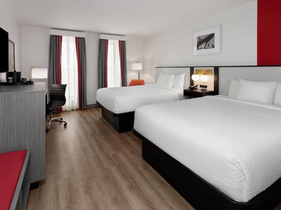 Chambre, 2 grands lits, non-fumeurs | Coffres-forts dans les chambres, bureau, rideaux occultants