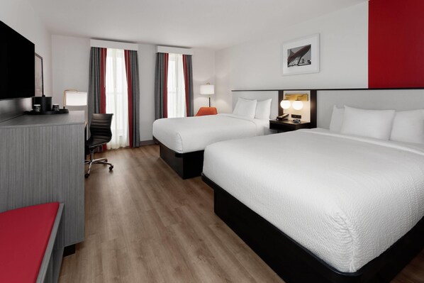 Kamer, 2 queensize bedden, niet-roken | Een kluis op de kamer, een bureau, verduisterende gordijnen