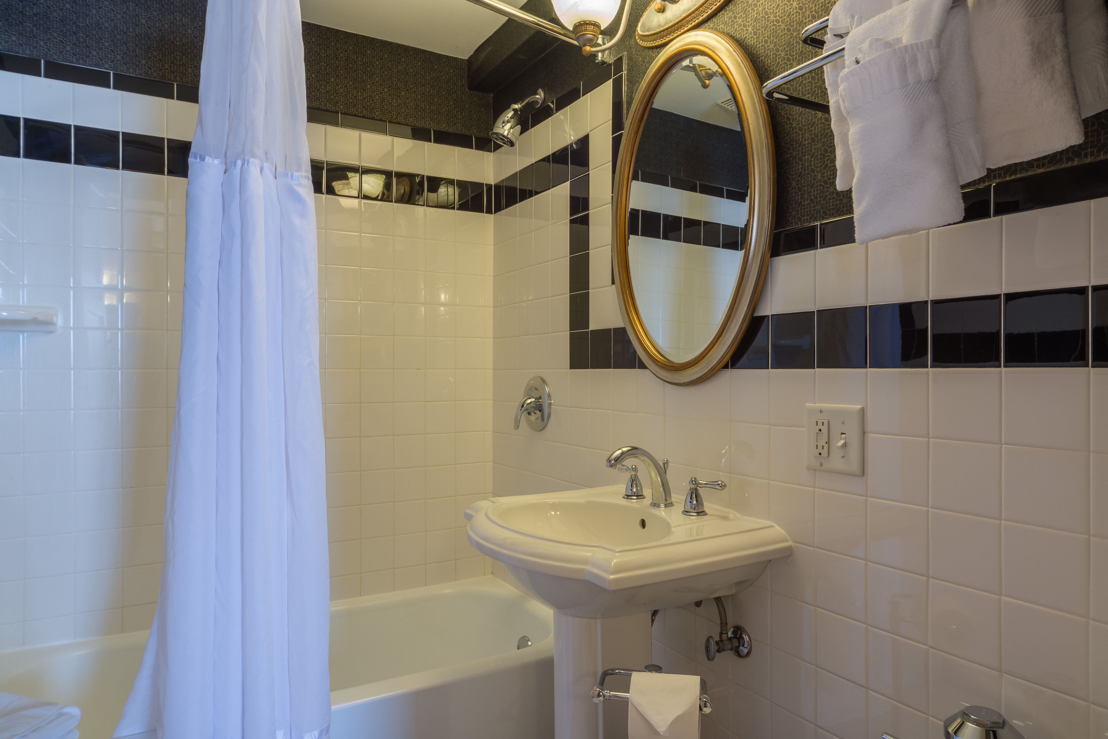 standard room, 1 queen bed | bathroom | combined shower/bathtub, designer toiletries, hair dryer, bathrobes