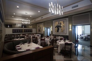2 restaurants servant le petit déjeuner, le déjeuner et le dîner