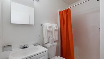 Douche, articles de toilette (gratuits), serviettes fournies