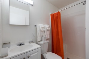 Shower, free toiletries, towels - Siegel Select Tucson (Tucson)