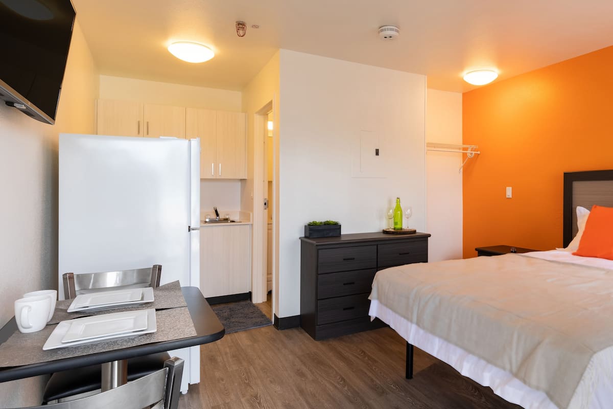 desk, free wifi, bed sheets, wheelchair access