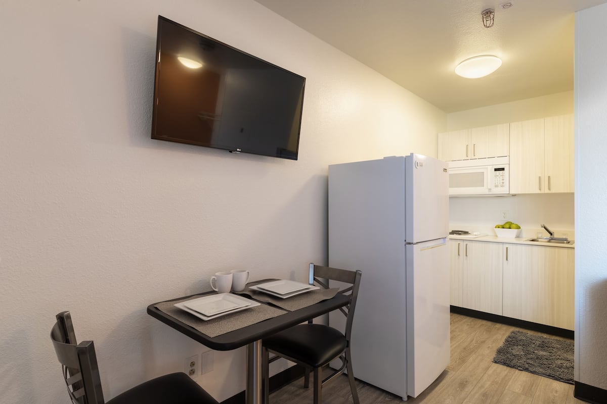 desk, free wifi, bed sheets, wheelchair access