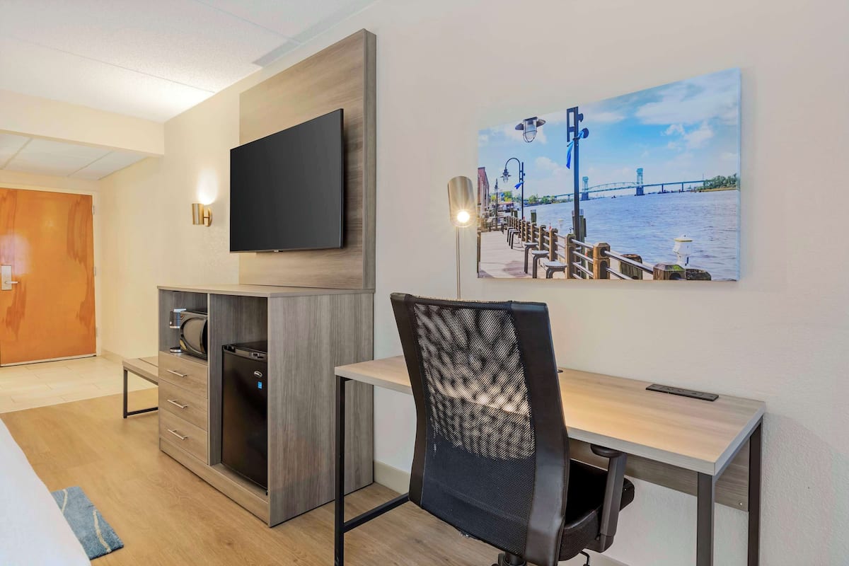 1 bedroom, premium bedding, desk, laptop workspace