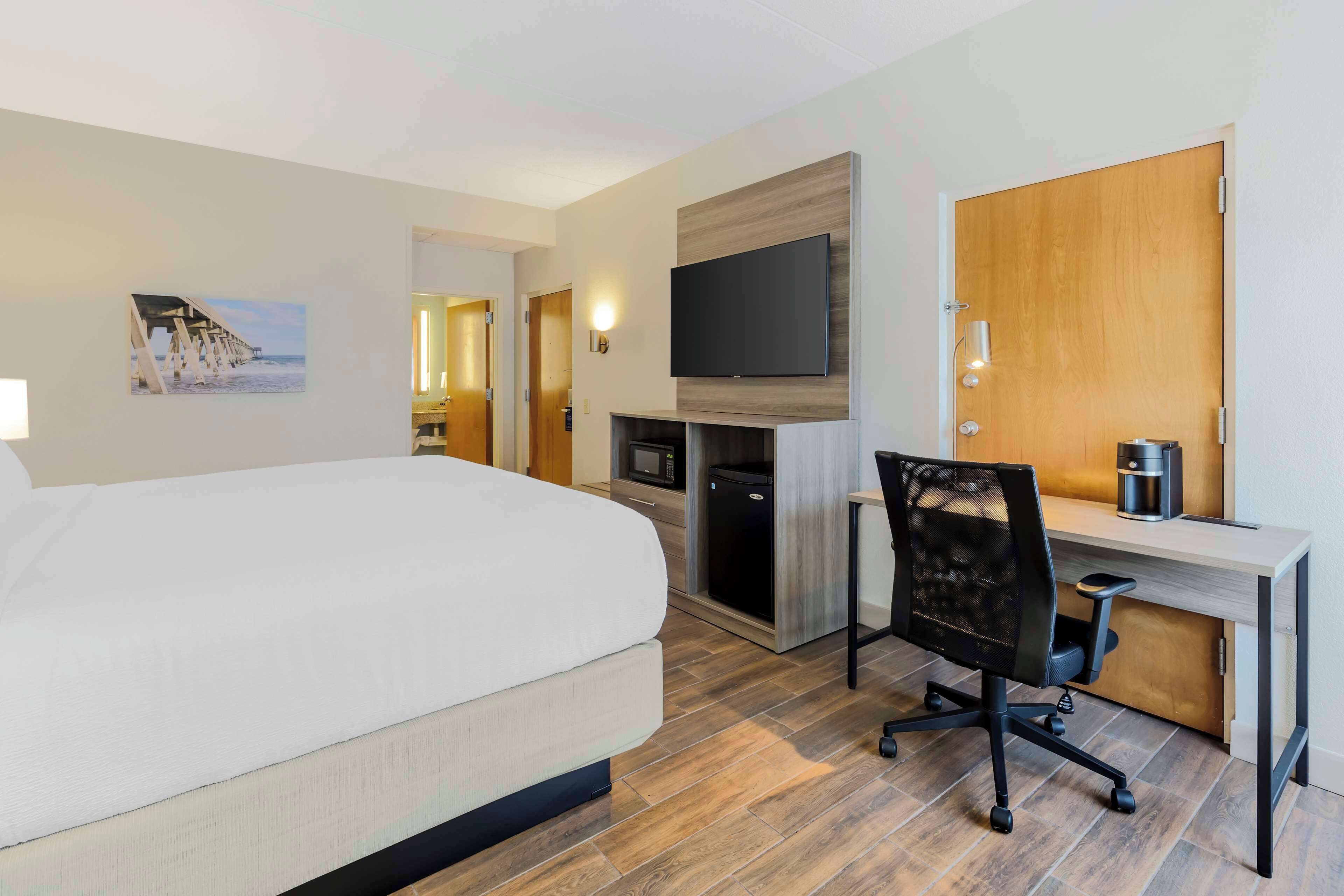 room, 1 king bed, accessible | 1 bedroom, premium bedding, desk, laptop workspace