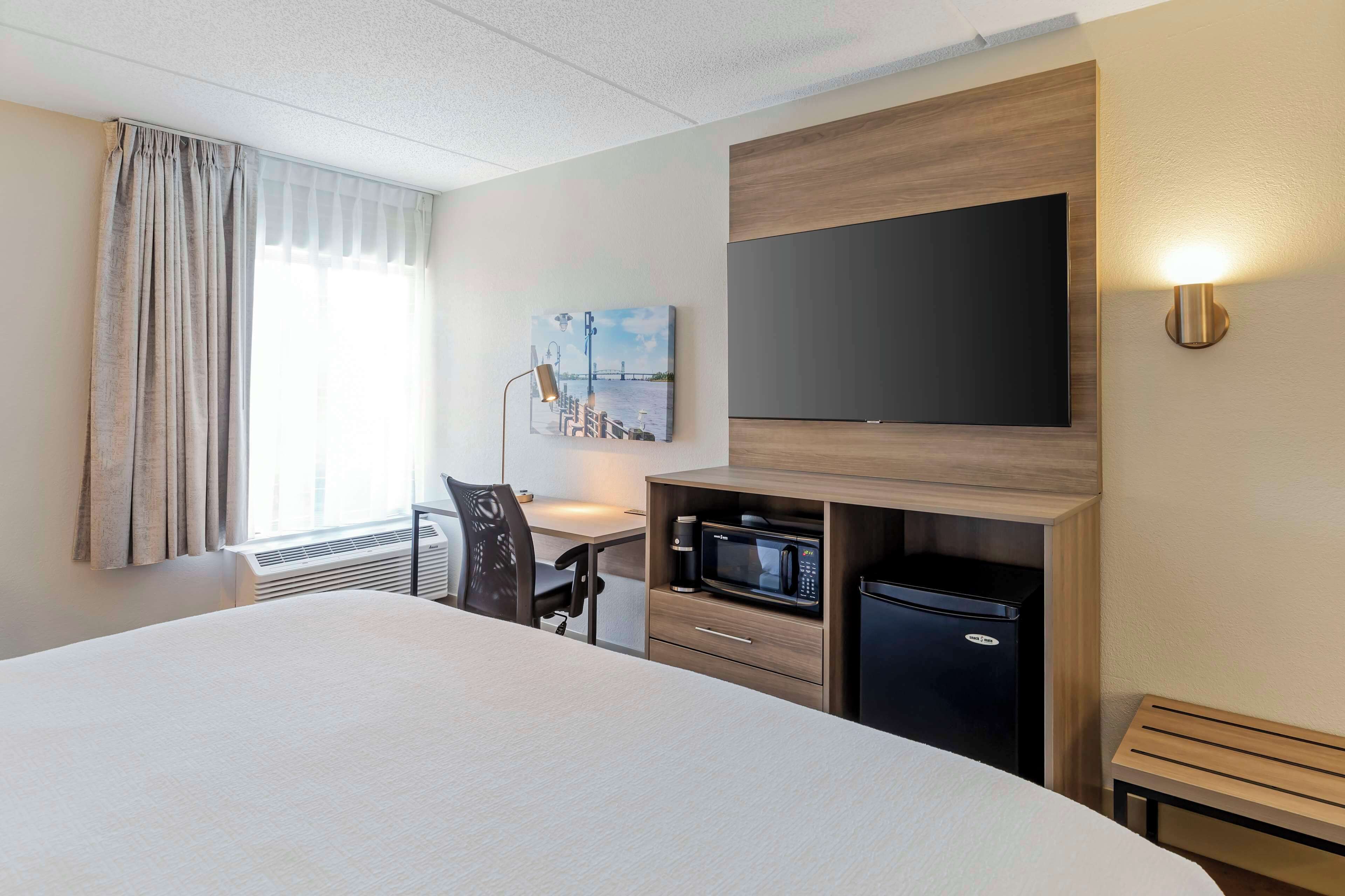 1 bedroom, premium bedding, desk, laptop workspace