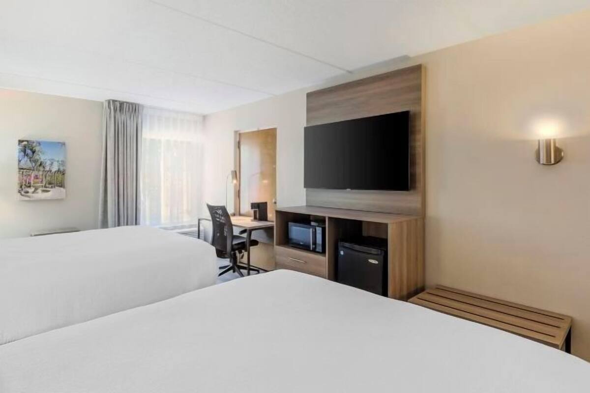 Ylelliset vuodevaatteet, työpöytä