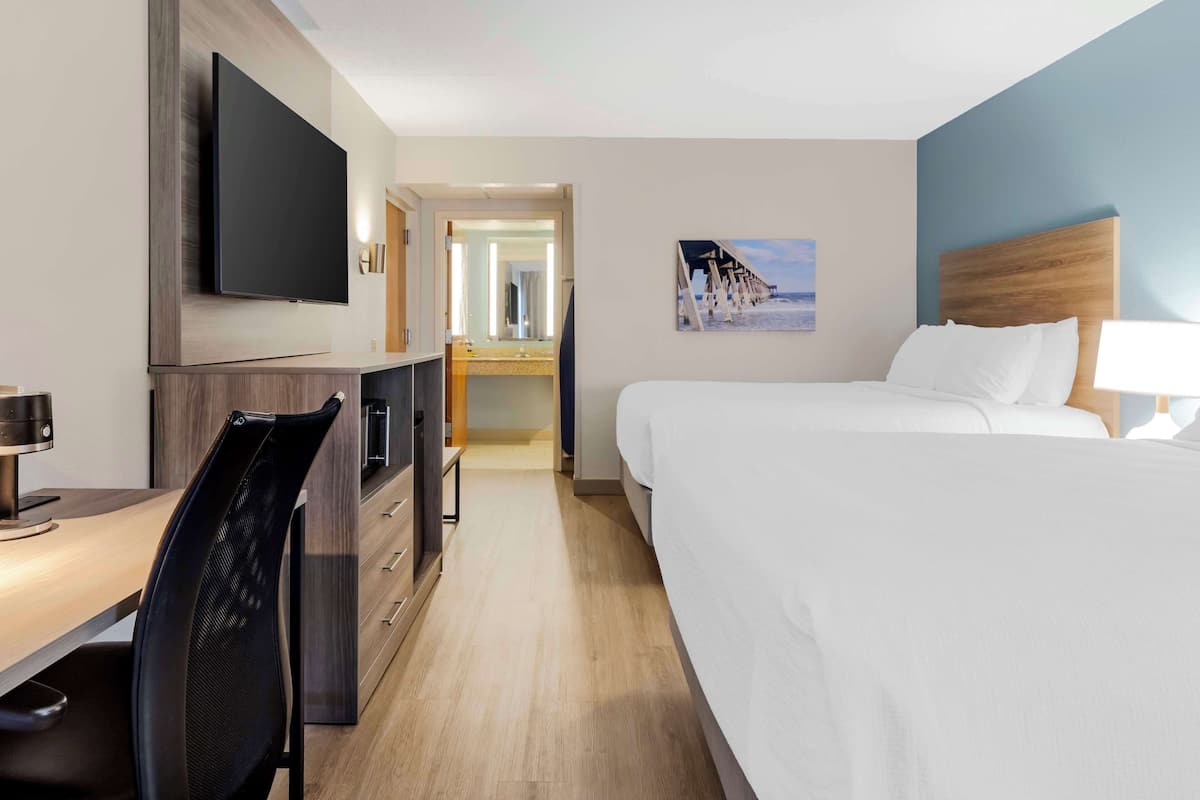 Luxe beddengoed, een bureau, een laptopwerkplek