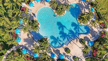 3 piscines extérieures, chaises longues
