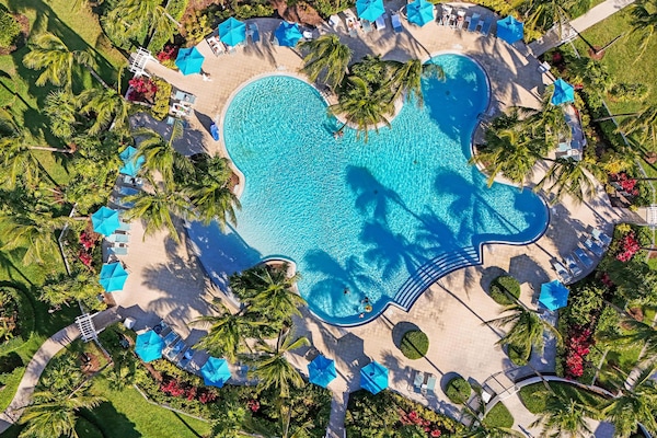 3 piscinas externas, espreguiçadeiras