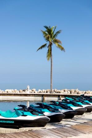 Privatstrand, Liegestühle, Strandbar