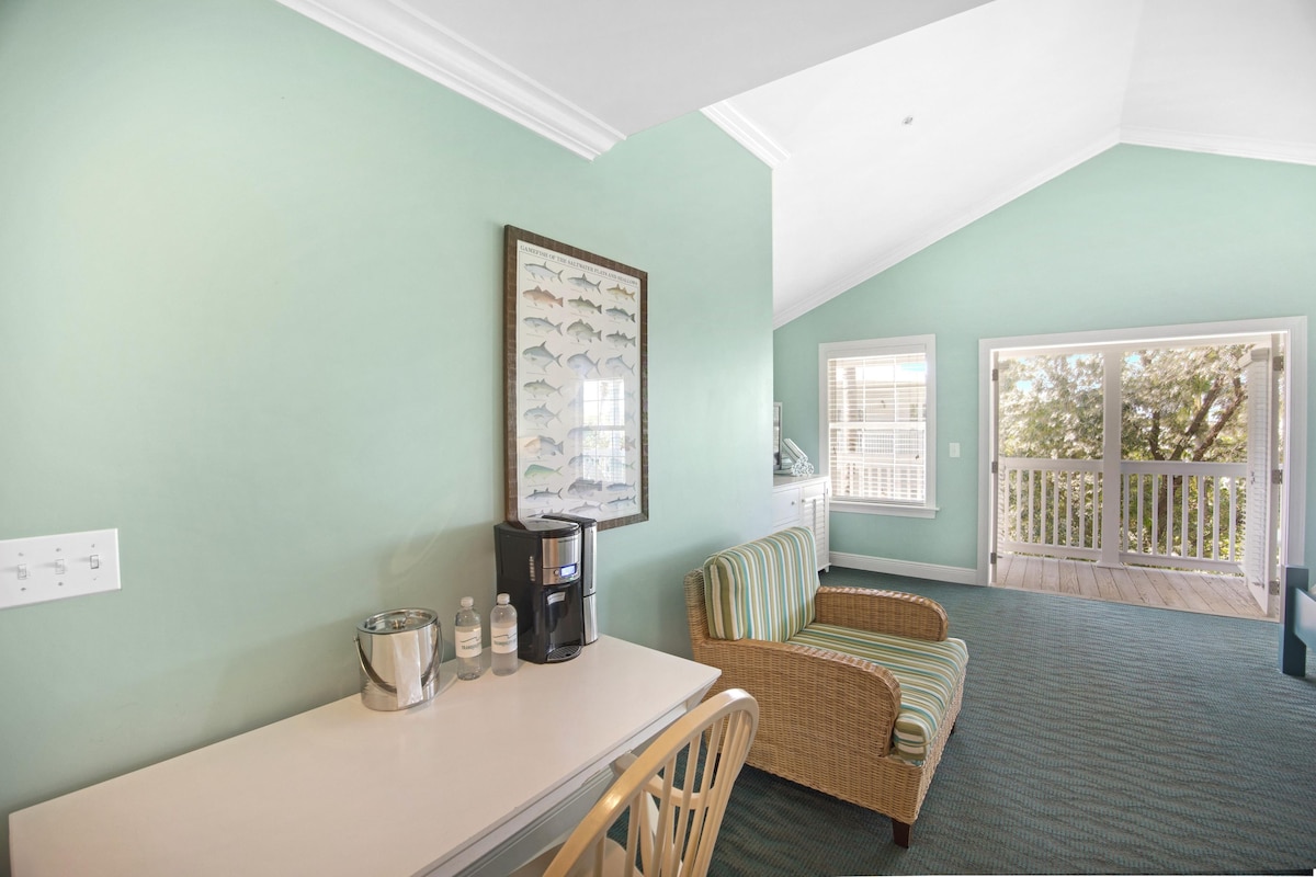 Room, 1 King Bed (Tropical Garden) | Premium bedding, pillowtop beds, in-room safe, desk