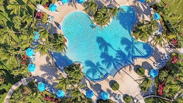 3 outdoor pools, sun loungers