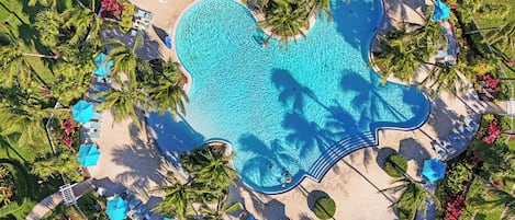 3 piscines extérieures, chaises longues