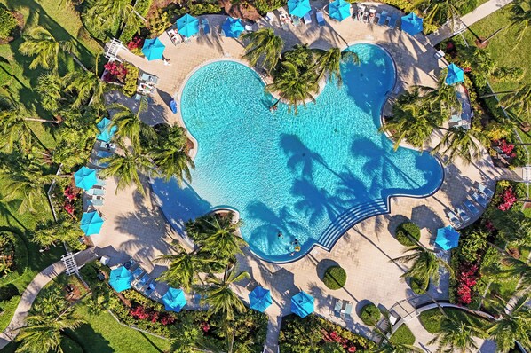 3 piscines extérieures, chaises longues