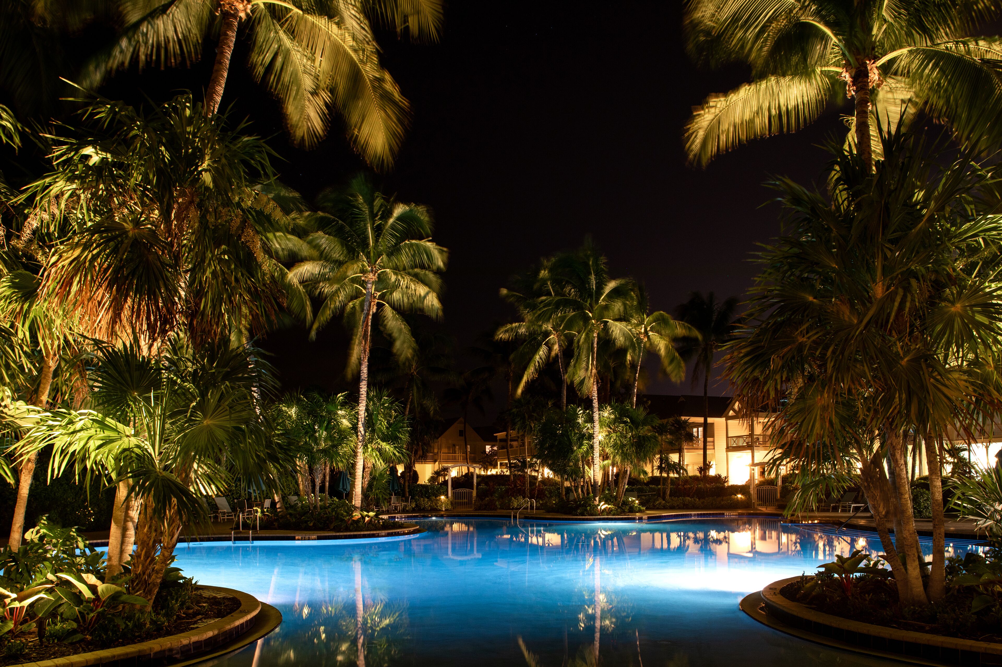 3 outdoor pools, pool loungers