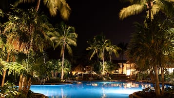 3 outdoor pools, pool loungers