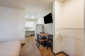 Studio, 1 grand lit, accessible aux personnes à mobilité réduite, non-fumeurs | Rideaux occultants, lits bébé (gratuits), Wi-Fi gratuit, draps fournis
