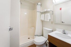 Combined shower/bathtub, towels