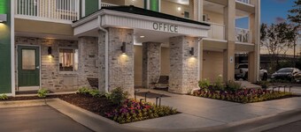 HomeTowne Studios by Red Roof Detroit - Livonia