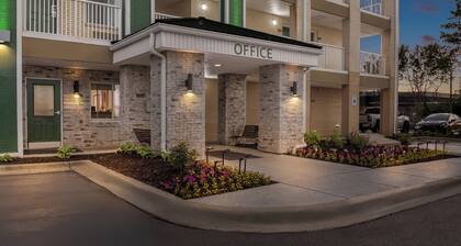 HomeTowne Studios by Red Roof Detroit - Livonia
