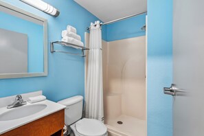 Studio, 1 Queen Bed, Non Smoking | Bathroom | Towels - HomeTowne Studios by Red Roof Detroit - Livonia (Livonia)
