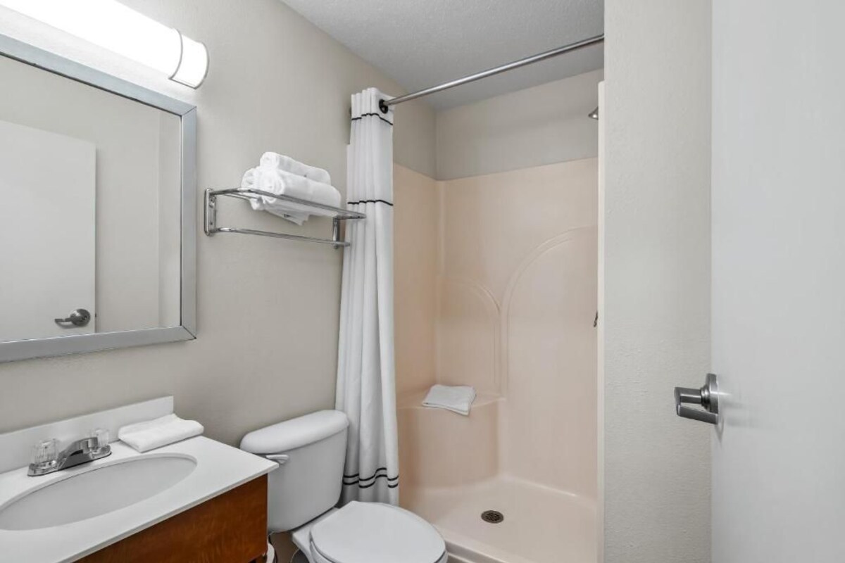 Een badkamer met een wastafel, toilet en douche.
