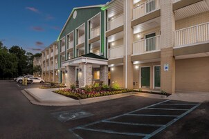 Fachada de la propiedad por la tarde o noche