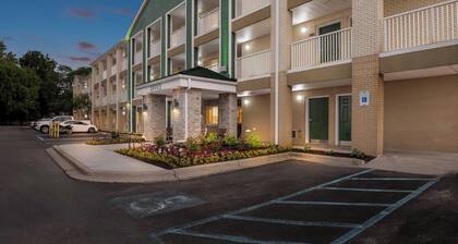 HomeTowne Studios by Red Roof Detroit - Livonia