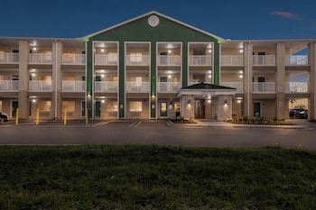 HomeTowne Studios by Red Roof Detroit - Livonia