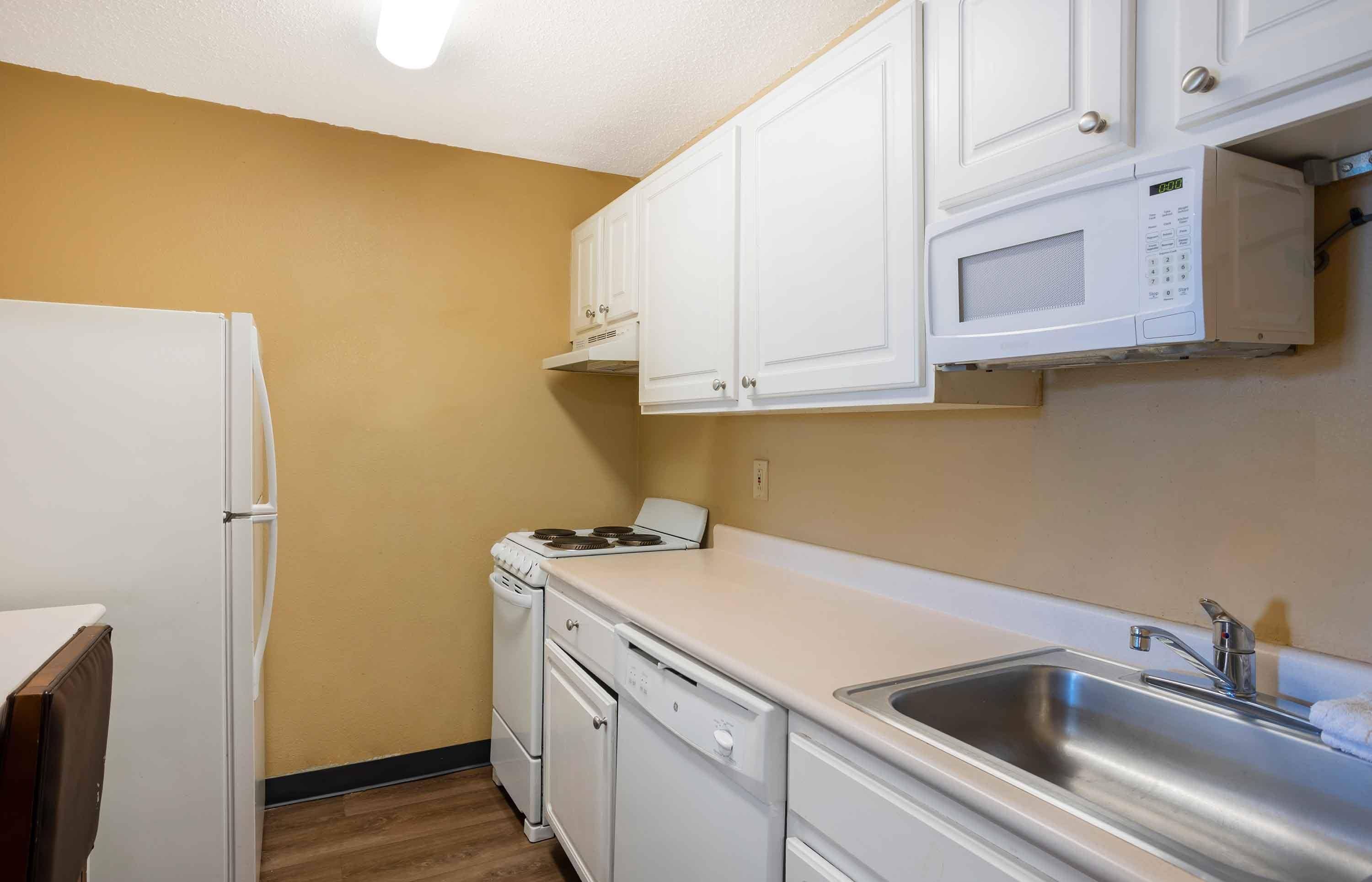 deluxe studio, multiple beds, non smoking | private kitchen | full-sized fridge, microwave, stovetop, coffee/tea maker