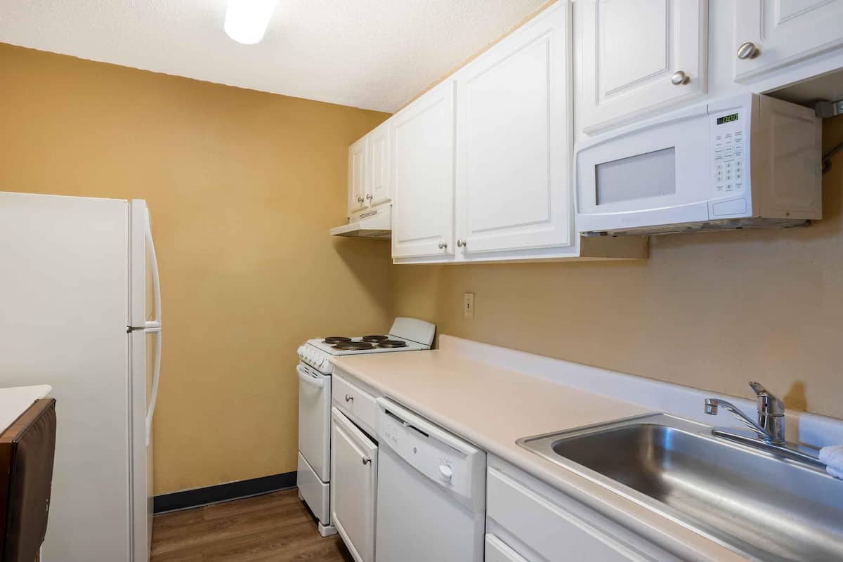 deluxe studio, multiple beds, non smoking | private kitchen | full-sized fridge, microwave, stovetop, coffee/tea maker