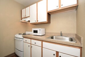 Frigorífico grande, microondas, placa de cocina y cafetera o tetera