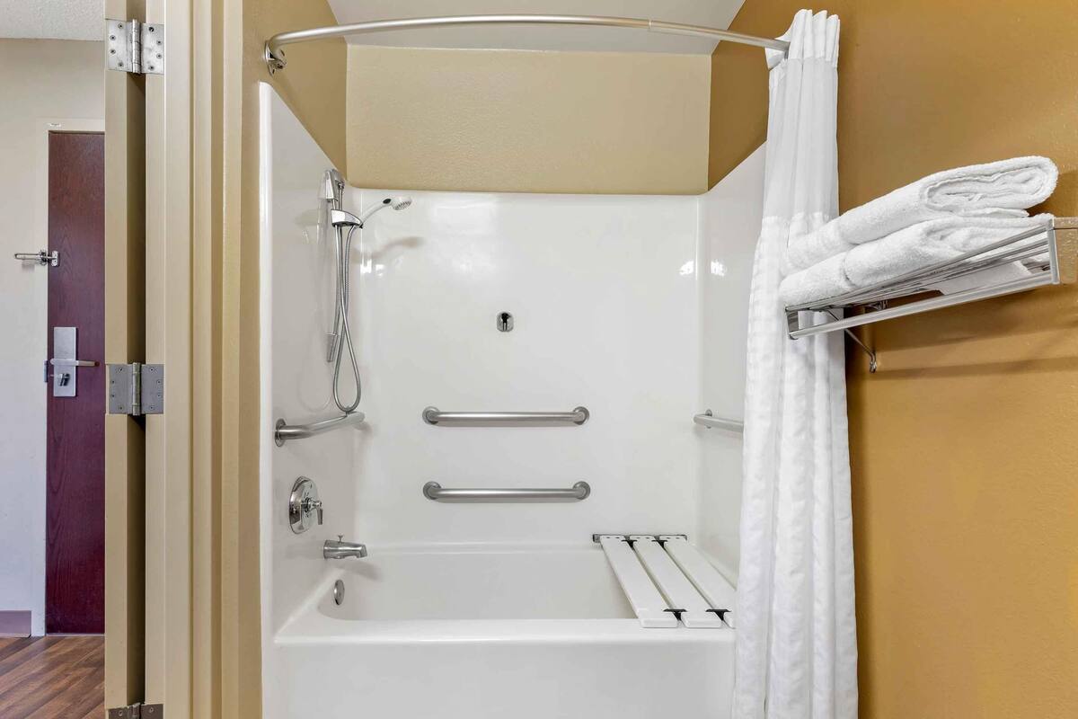 Deluxe studio, 1 queensize bed met slaapbank, toegankelijk voor mindervaliden, niet-roken | Badkamer | Een bad/douchecombinatie, gratis toiletartikelen, een haardroger