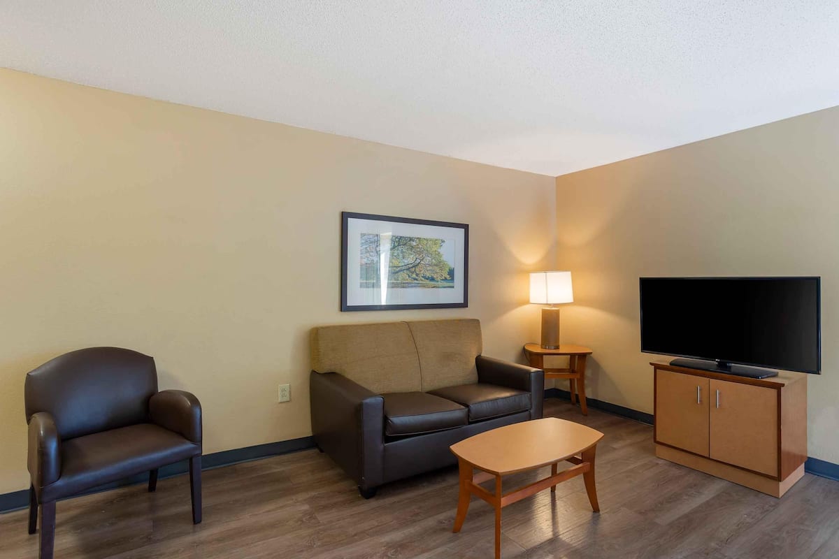 deluxe studio, multiple beds, non smoking | desk, laptop workspace, blackout curtains, iron/ironing board